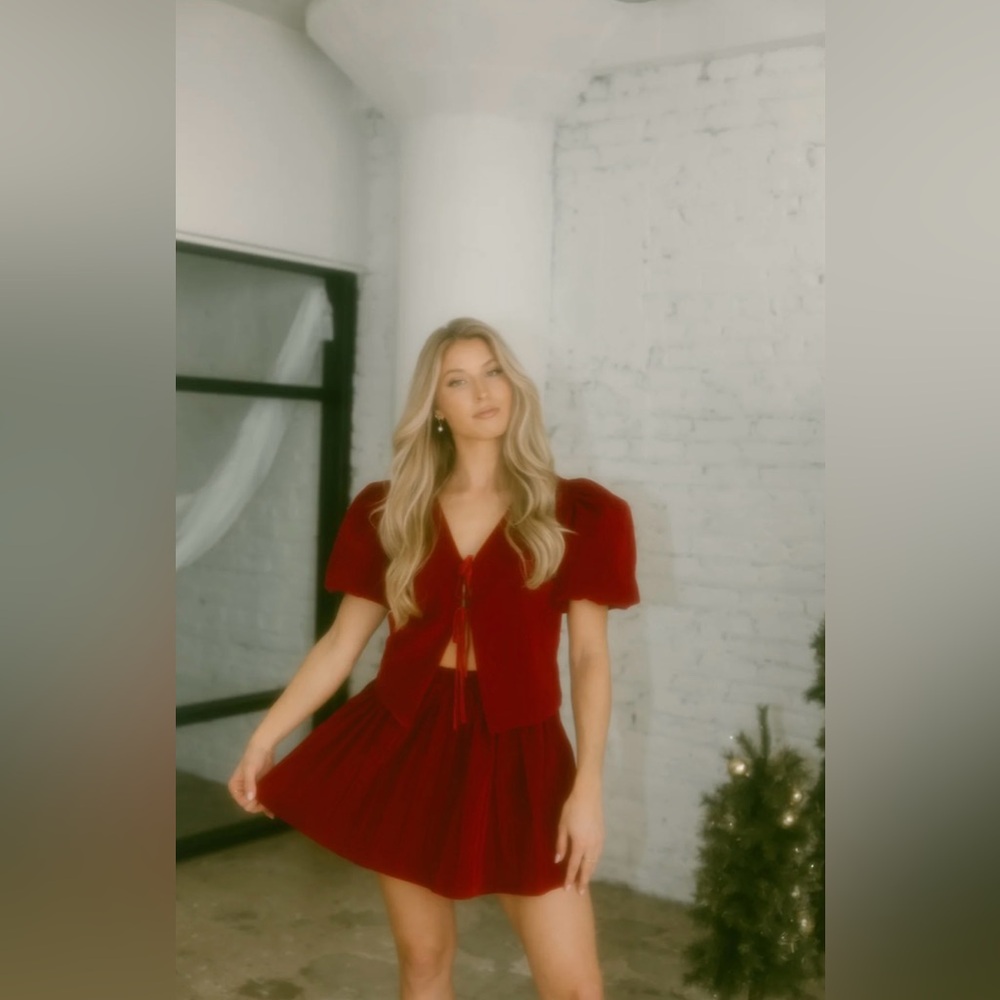 Lane 201 Merry Me Red Velvet Two-Piece Set Holiday Party, Christmas NWT Size S/M - Picture 3 of 6